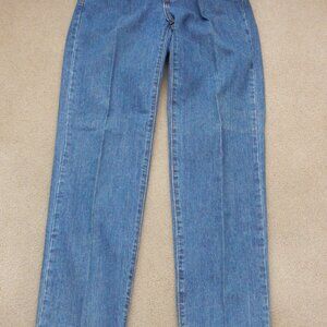 Calvin Klein Jeans. Women's stretch easy fit jeans. Double stone wash. Size 2